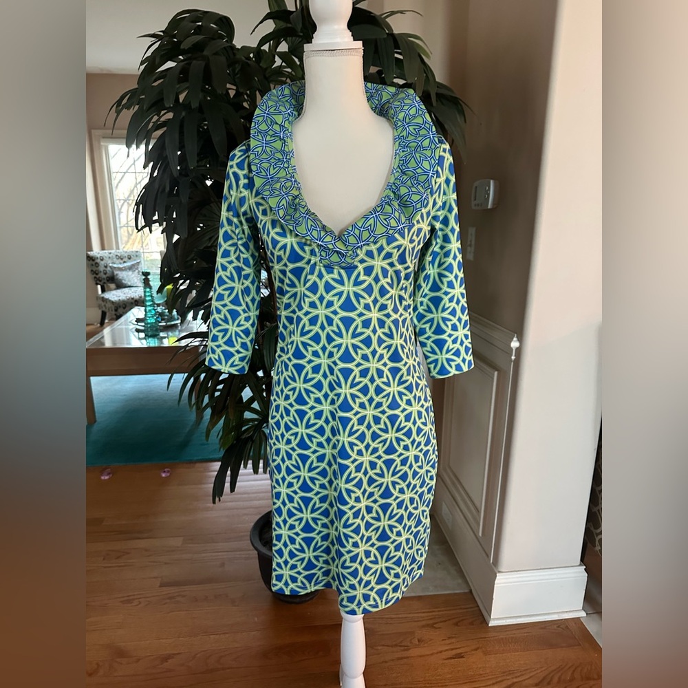 💚Gretchen Scott Blue & Green Geometric Print Ruffle Neckline Stretch Dress S💚